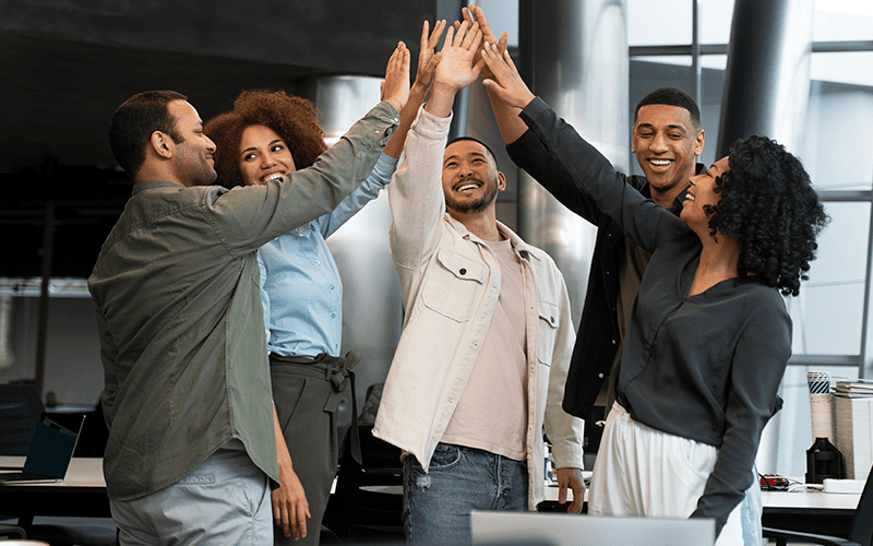 Trabalhadores comemorando juntos - Retenção de talentos