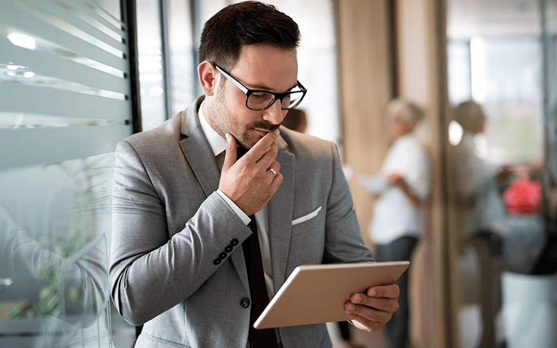 Líder calculando o ROI onboarding
