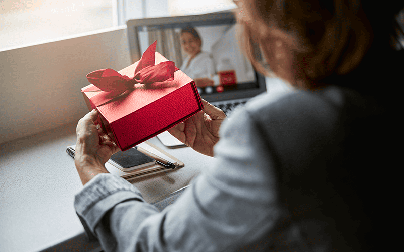 Colaborador híbrido recebendo kit Onboarding