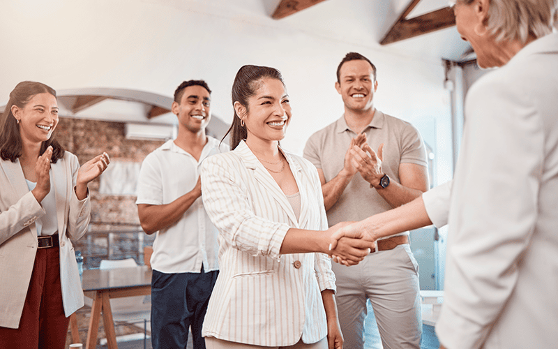 Colaborador recebendo Kit Onboarding